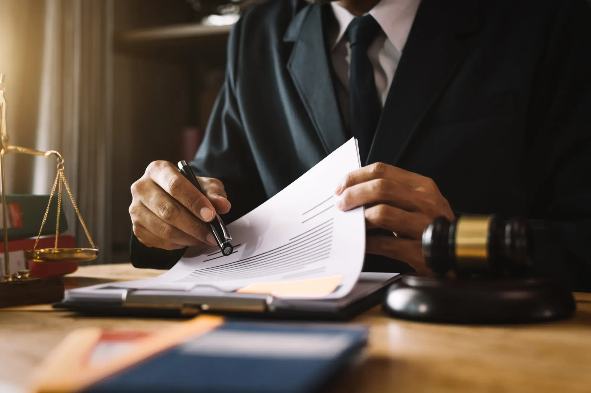 avocat pointant un document