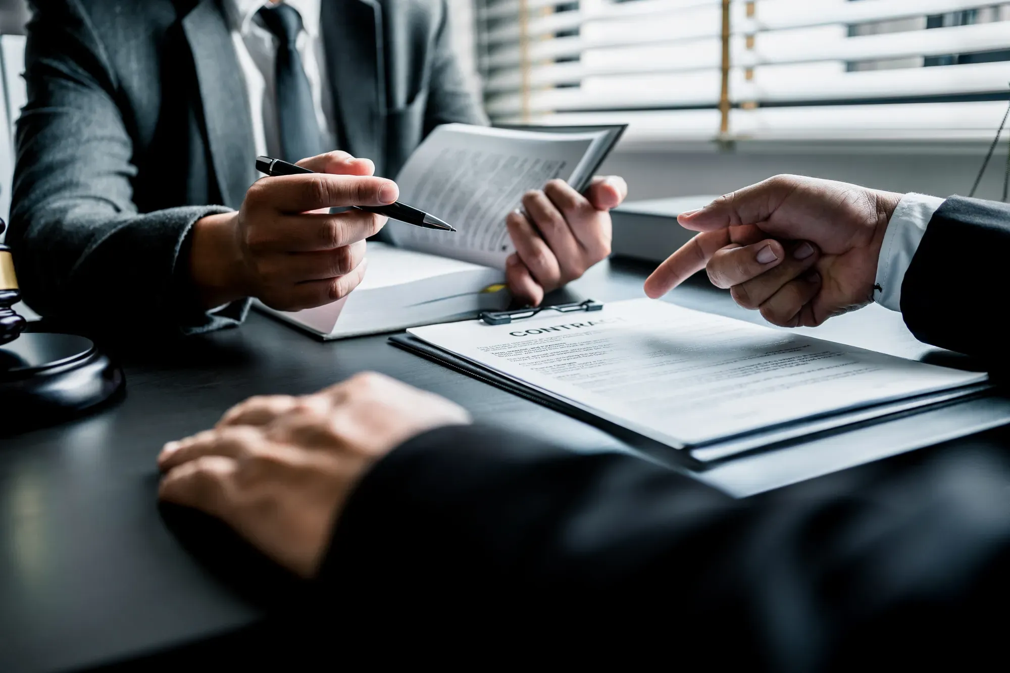 avocats révisant un contrat