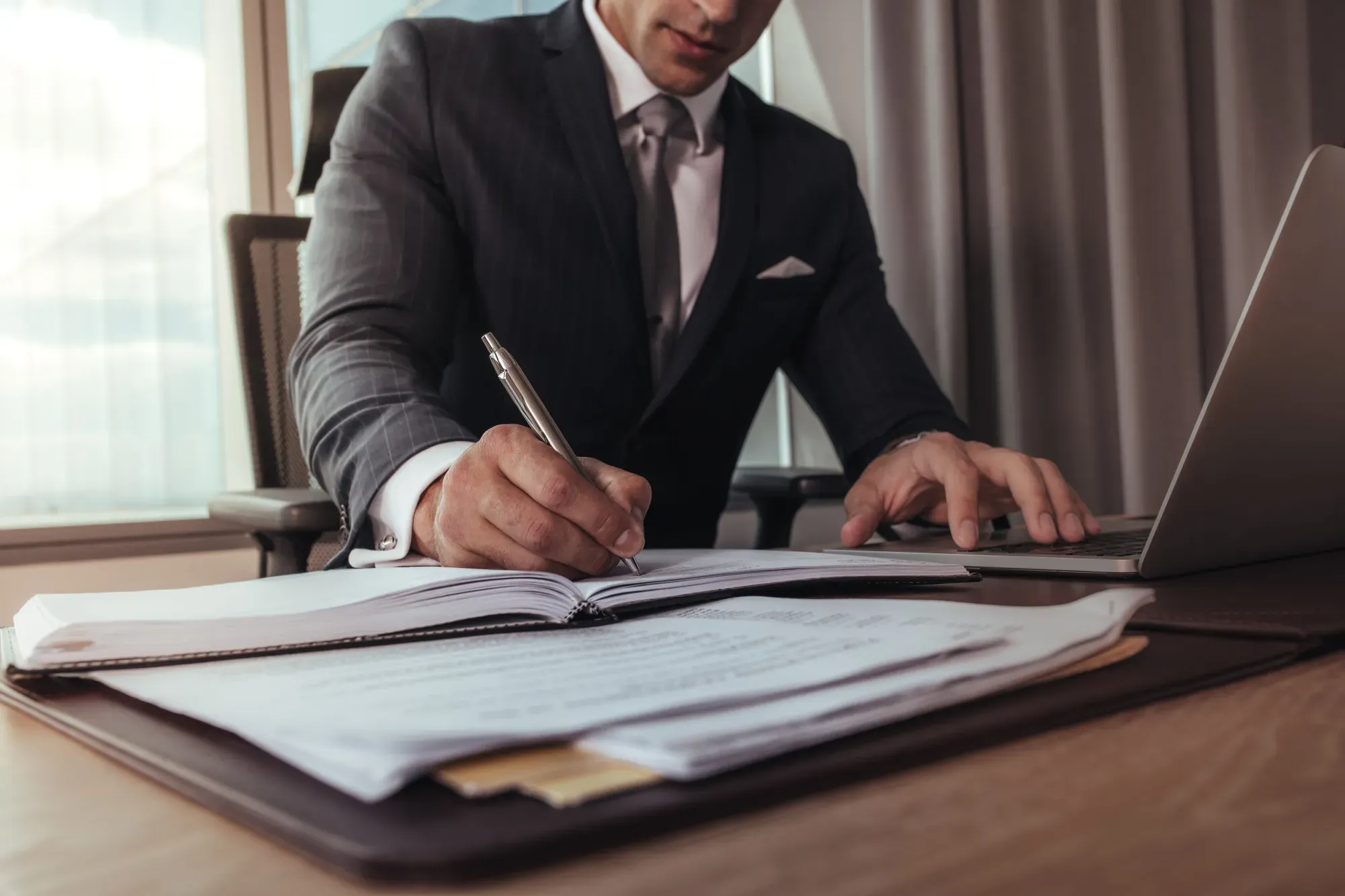 avocat signant un document
