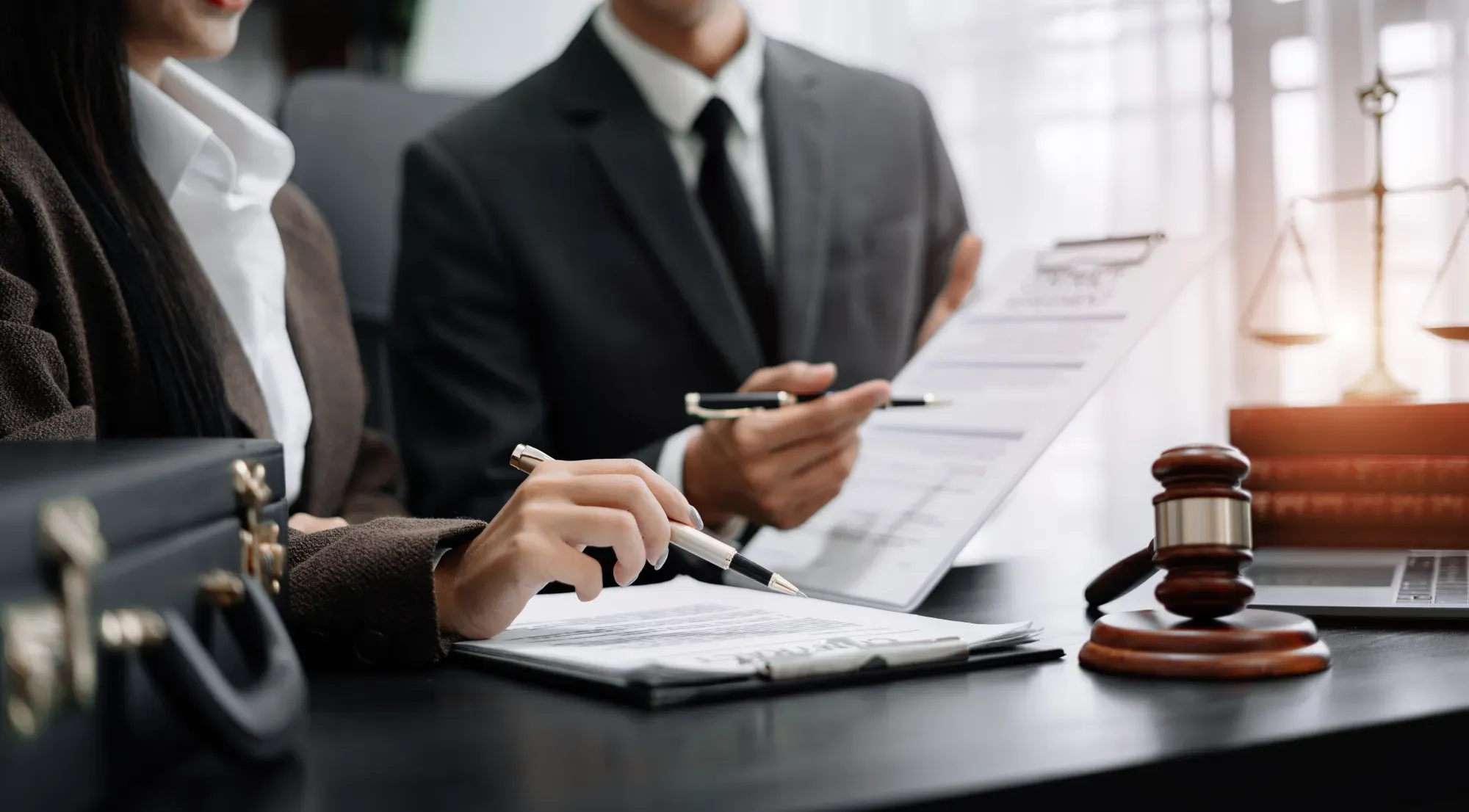 avocats révisant des documents