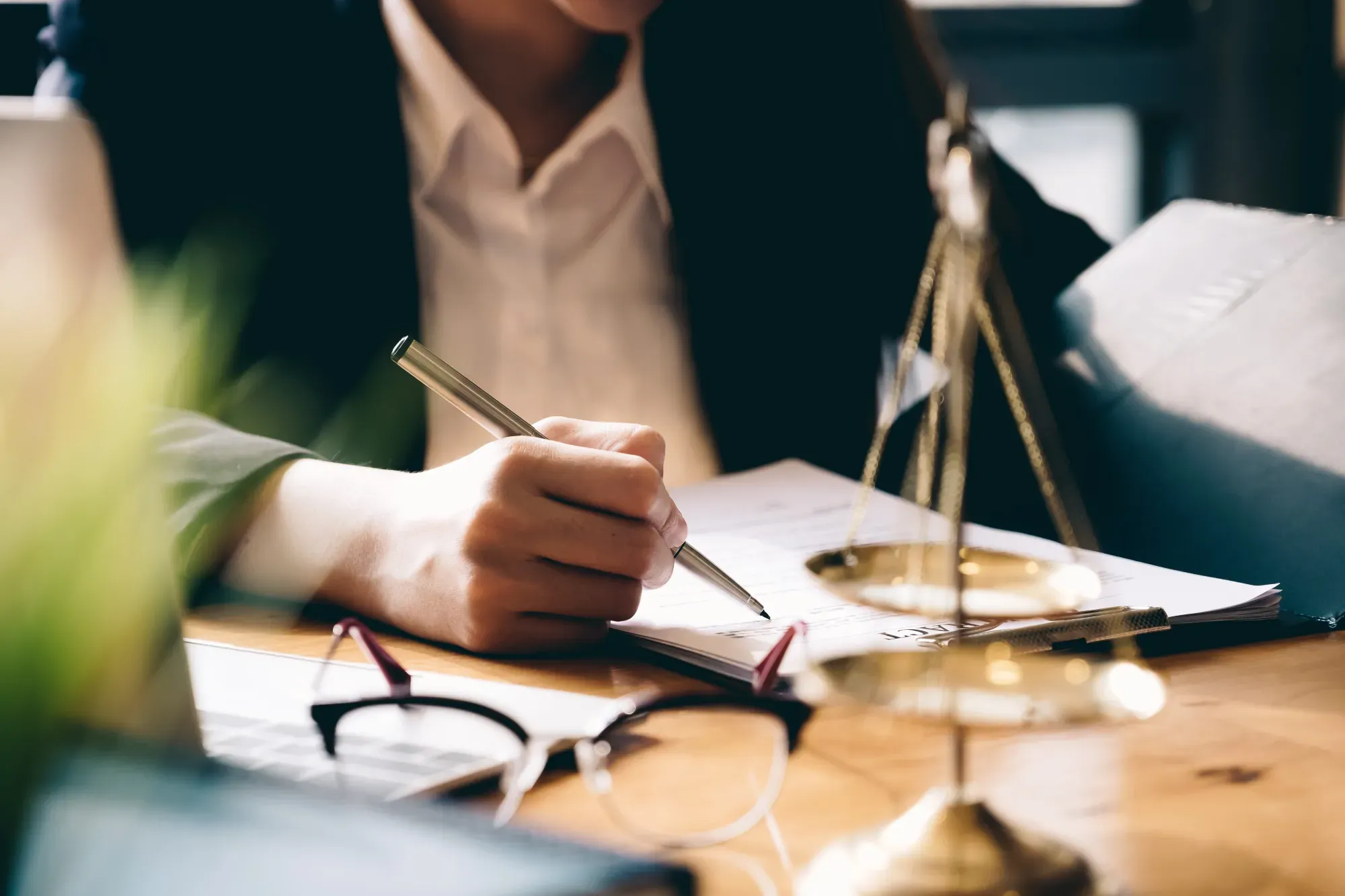 avocat analysant un contrat